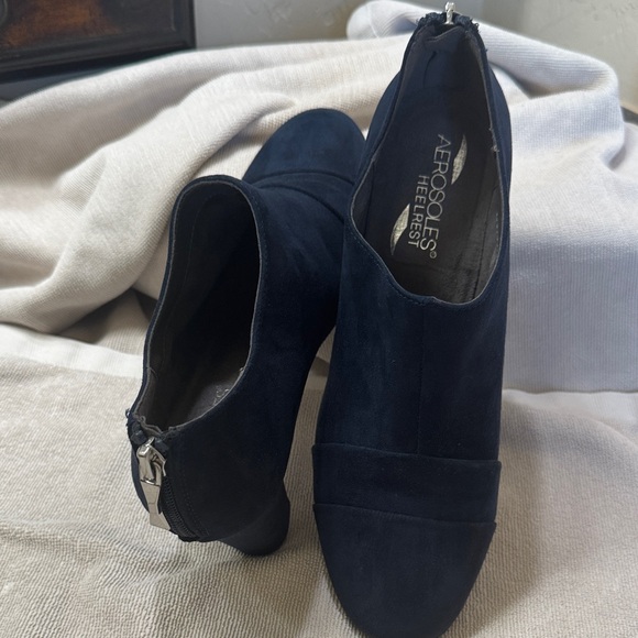 AEROSOLES Women's Elegant Black Ankle Booties - Picture 2 of 6